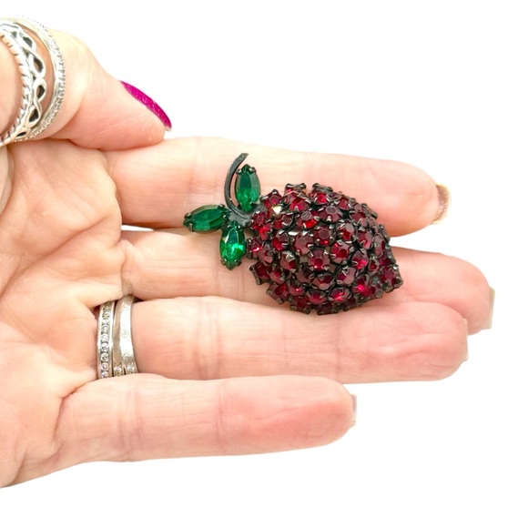 Vintage Hallmarked Warner Red Crystal Strawberry Brooch - Picture 9 of 9